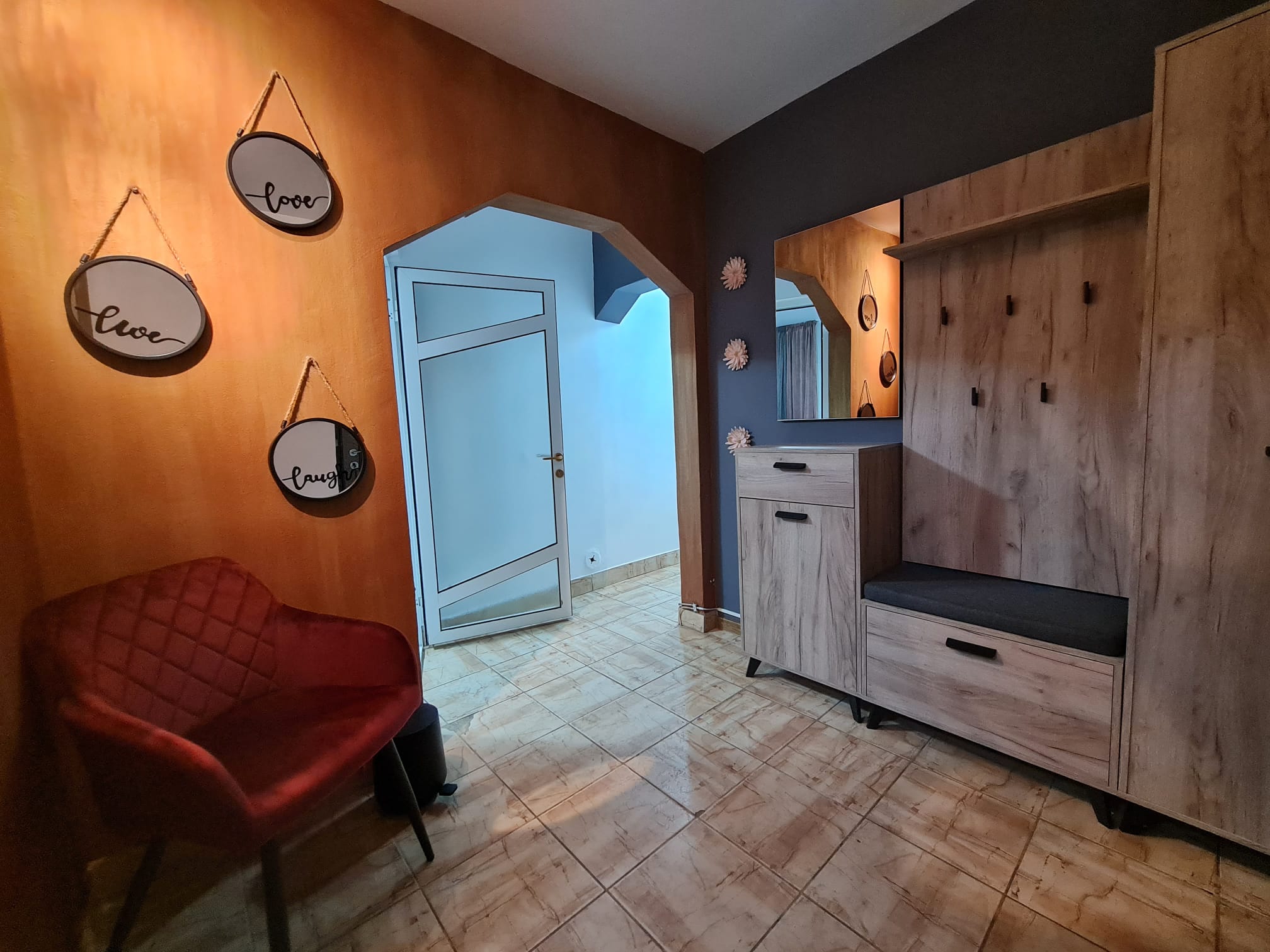 Hol de intrare cu decor cald