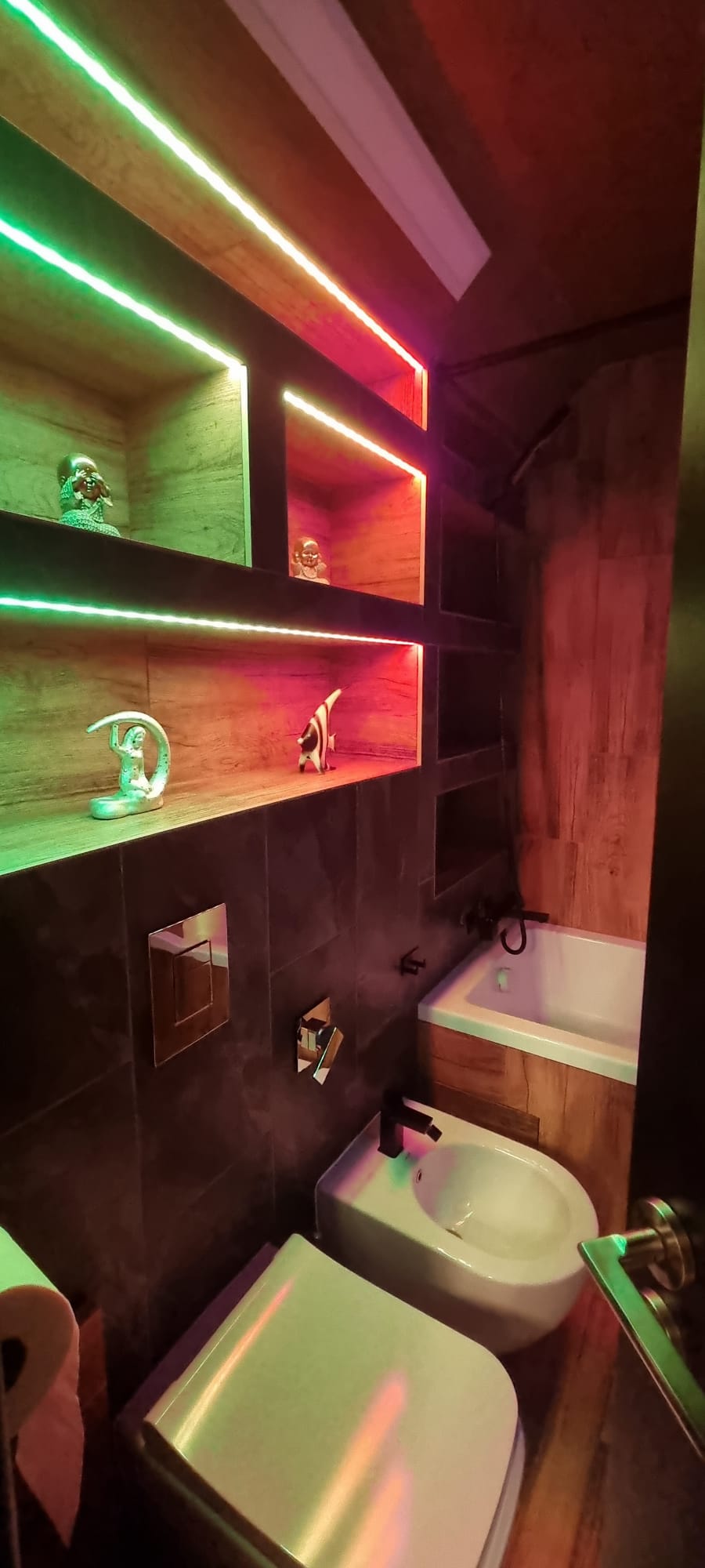 Baie cu iluminat ambiental colorat