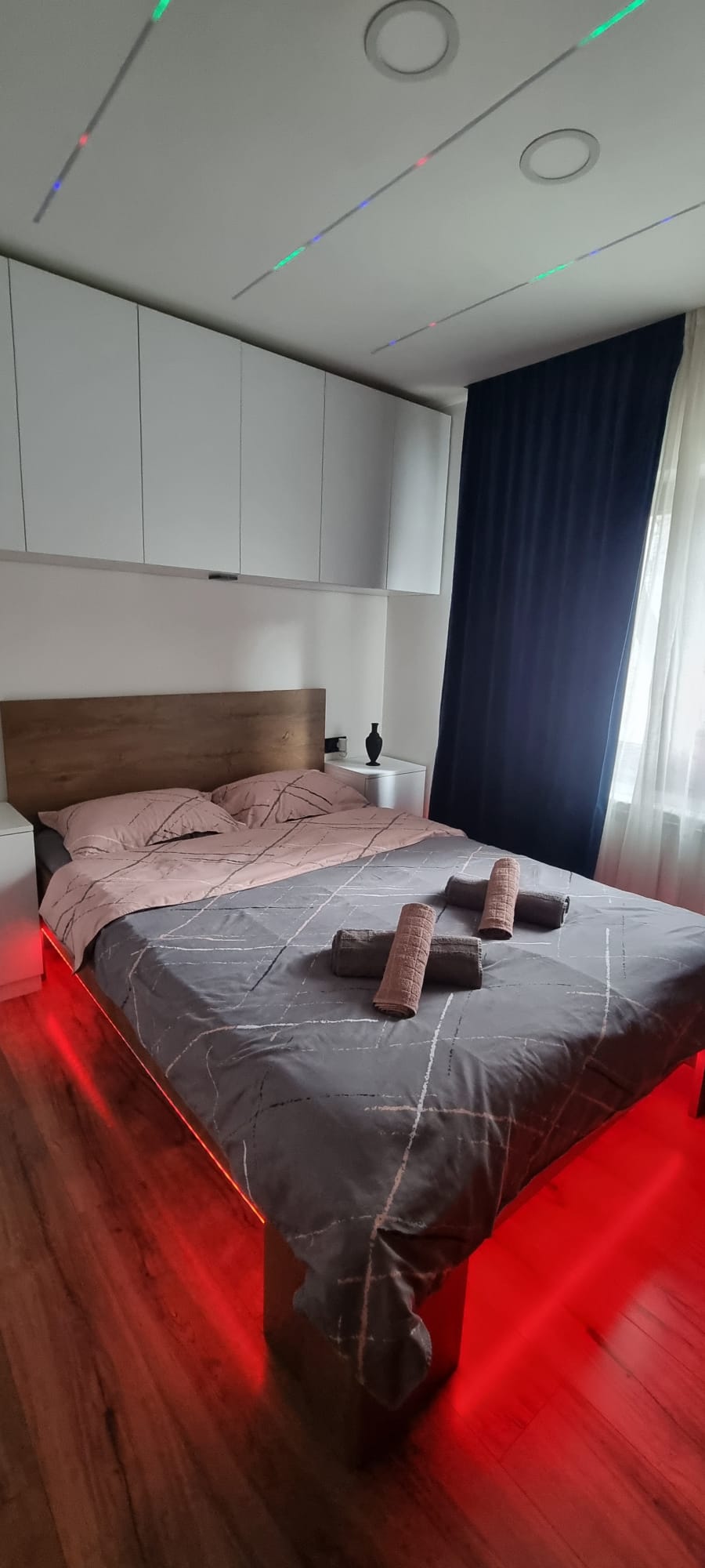 Dormitor cu iluminat LED ambiental